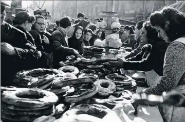  ??  ?? Esta fotografía de 1945 evoca la atracción que ejercía el tortell de Els Tres Tombs