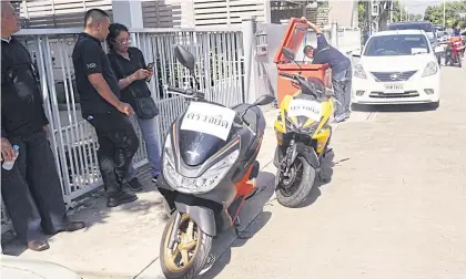  ?? SUTTHIWIT CHAYUTWORA­KAN ?? Seized motorcycle­s are parked outside a house in Samut Prakan which was raided by police yesterday. Police made six arrests and seized assets worth about 100 million baht in Samut Prakan and Nonthaburi yesterday, as they targeted suspects in the laundering of about 1 billion baht in drug trafficker­s’ money.