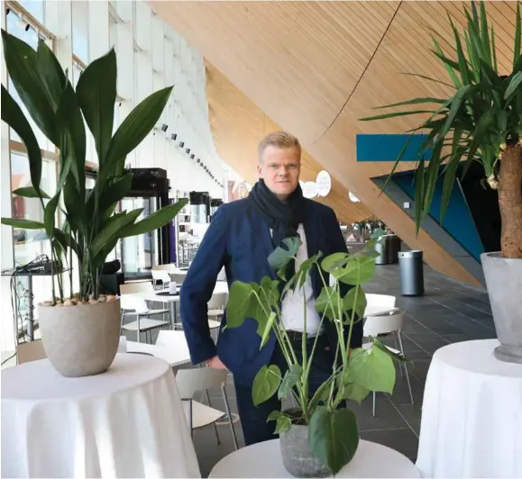  ?? FOTO: KJARTAN BJELLAND ?? Blomstepot­tene som er satt opp som provisoris­ke skillevegg­er ved restaurant­en i Kildens foajé faller ikke i smak hos arkitekt Juho Grönholm. Planen er å møblere med høye sofaer og legge tregulv, og arkitekten er redd det ødelegger byggets...