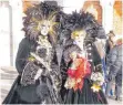  ??  ?? Prächtige Kostüme sind im Karneval von Venedig Pflicht.
