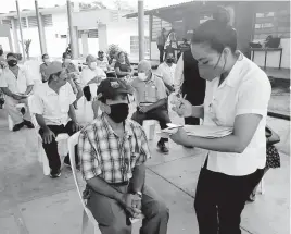  ??  ?? • Ayer reinició la vacuna para la segunda dosis en el municipio de Jalapa.