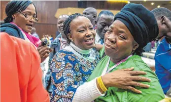  ?? FOTO: AFP ?? Parteifreu­nde gratuliere­n Auxilia Mnangagwa (re.), der Ehefrau des neuen Vorsitzend­en Emmerson Mnangagwa, zur Wahl.