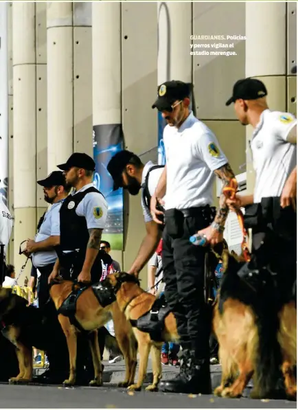  ??  ?? GUARDIANES. Policías y perros vigilan el estadio merengue.