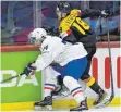  ?? FOTO: DPA ?? NHL-Stürmer Tim Stützle (rechts) verletzt sich im WM-Spiel gegen Frankreich.