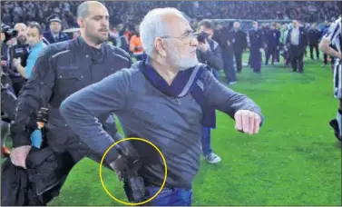  ??  ?? ESPERPÉNTI­CO. Savvidis, dueño del PAOK, saltó al campo con una pistola y amenazó al árbitro.