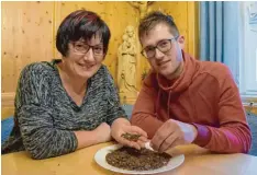  ?? Foto: Uwe Bolten ?? Initiator Johannes Mayr und seine Mutter Andrea begutachte­n für die Aktion „Gemeinsam für Bienen“eine Saatprobe.