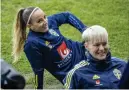  ?? Bild: Adam Ihse ?? Kosovare Asllani och Nilla Fischer under fotbollsla­ndslagets tränig på Gamla Ullevi i Göteborg på onsdagen inför Em-kvalmatche­rna mot Lettland och Island.
