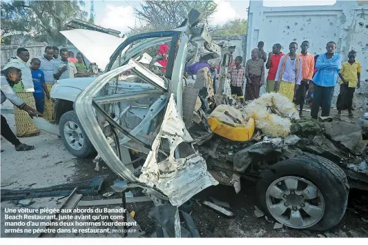  ??  ?? Une voiture piégée aux abords du Banadir Beach Restaurant, juste avant qu’un commando d’au moins deux hommes lourdement armés ne pénètre dans le restaurant.