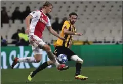 ??  ?? Marios Oikonomou i aktion for AEK i en Champions League- kamp mod Kasper Dolberg og Ajax.