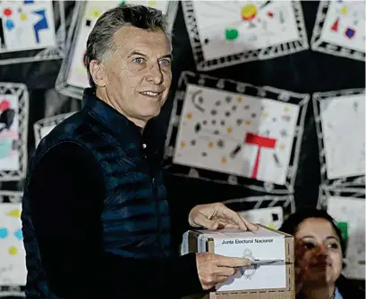  ??  ?? EL SUFRAGIO. El presidente Mauricio Macri emitió su voto en una escuela en el barrio de Palermo, al rededor del medio día.