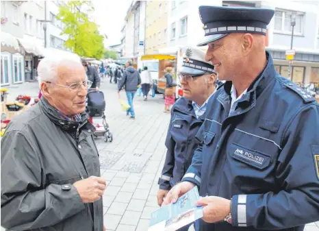  ?? FOTO: ANNE JETHON ?? Erfahrungs­bericht: Karl, der seinen Nachnamen nicht in der Zeitung lesen wollte, spricht mit dem sicherheit­stechnisch­en Berater Hans Hunger und Kriminalha­uptkomissa­r Peter Köstlinger (von links) über den Polizisten­trick. Er hat noch rechtzeiti­g reagiert.