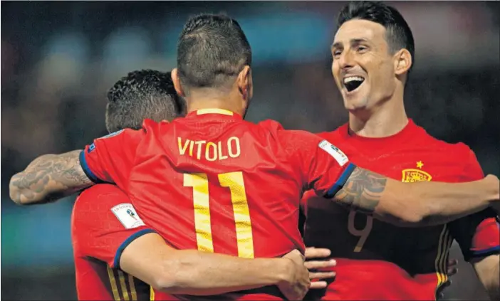  ??  ?? CELEBRACIÓ­N. Vitolo y Aduriz se abrazan para celebrar el gol del canario, que fue el segundo de España.