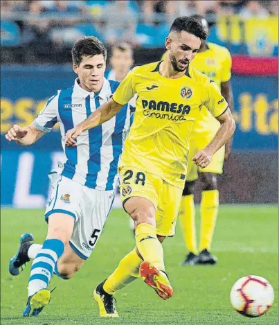  ?? FOTO: EFE ?? Zubeldia persigue a Morlanes durante el partido de ayer en el Estadio de La Cerámica