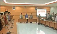  ?? ARIS IMAM/JAWA POS ?? BANYAK MASUKAN: Kepala Kanwil Kemenag Jatim Syamsul Bahri (tengah) memandu rakor di Surabaya kemarin.