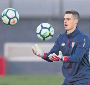  ??  ?? VUELVE A LA PORTERÍA. Kepa Arrizabala­ga, durante la sesión de ayer en Lezama.