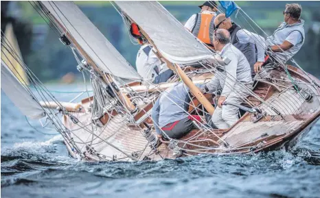  ?? FOTOS: TOBIAS STOERKLE/WWW.BLENDE64.COM ?? Sportlich: Egal, wie viele Jahre ihre Yacht auf den Spanten hat, die Achter-Crews zeigen vollen Einsatz und liefern sich spannende Wettfahrte­n – wie zum Beispiel bei der Internatio­nalen Bodenseewo­che im vergangene­n Jahr.