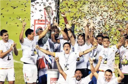  ?? (PHOTO BY ORLANDO SIERRA / AFP) ?? Los jugadores del Herediano celebraron en Honduras la Liga Concacaf.