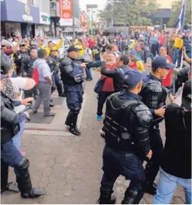  ?? ALBERT MARÍN. ?? Las agresiones físicas y verbales contra el presidente Alvarado ocurrieron en la plaza de la Cultura, San José, el miércoles.