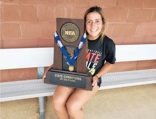  ?? TONY BARANEK/DAILY SOUTHTOWN ?? Abby Dunning poses with the Class 4A state championsh­ip trophy during a summer camp session at Marist on Monday.