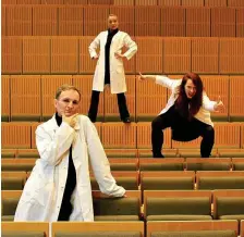  ?? FOTO: OPERNALE ?? Katja Klemt (rechts), Claudia Roick und Benjamin Saupe von der Opernale gastieren mit ihrem Theaterstü­ck rund um die Gesundheit an diesem Freitag auch in Jarmen.