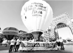  ??  ?? Putrajaya Corporatio­n president Datuk Seri Hasim Ismail (eighth,right) at the photo session of the 8th Putrajaya Internatio­nal Hot Air Balloon Fiesta. - Bernama photo