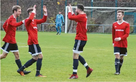  ?? Foto: Otmar Selder ?? Da kommt Freude auf: Schon früh durften sich Michael Pfeifer, Torschütze Marcel Pietruska, Fränky Rajc und Simon Winter (von links) über den Treffer zum 2:0 freuen. Am Ende gewann der TSV Friedberg das Kreisderby gegen den BC Aichach mit 5:0.