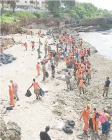  ?? JOSÉ JUSTO FÉLIZ ?? Militares y obreros en labor de retiro de residuos.