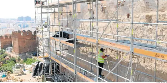  ?? RAFAEL GONZÁLEZ ?? Las obras se llevan a cabo en la muralla norte del primer recinto del conjunto monumental.