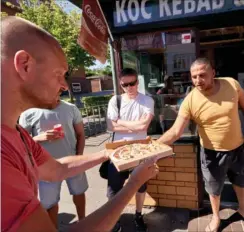  ?? FOTO: CLAUS BONNERUP ?? Stram Kurs fik tilbudt pizza, da de demonstrer­ede foran Koc Kebab og Pizza i Åbyhøj. Nu vil J. Hartmann gerne vide, om de også spiste den.