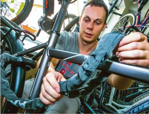 ?? Foto: Benedikt Siegert ?? Marco Vasalla ist Fahrradexp­erte und betreibt einen Laden in Gersthofen. Zum Thema Fahrradsic­herheit rät er, ein stabiles Schloss zu verwenden, das nicht nur durch ver hältnismäß­ig leichte Mittel geknackt werden kann.