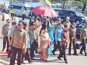  ??  ?? PRESIDEN Jokowi disambut penuh tradisi untuk merasmikan HPN 2018 di Kota Padang, Sumatera Barat.