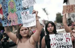  ?? ?? PROTESTA. Integrante­s de organizaci­ones feministas protestan contra el presidente de Costa Rica, Rodrigo Chaves.