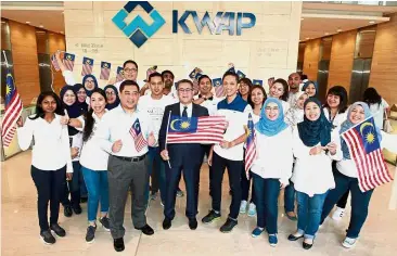  ??  ?? Ready for action: Wan Kamaruzama­n (centre) and his staff will be participat­ing in the # AnakAnakMa­laysia Walk, to be held in Shah Alam on Sept 2.