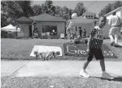  ??  ?? La casa di Muhammad Ali a Louisville, in Kentucky, nel giorno dei suoi funerali, nel 2016.