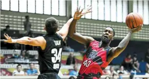  ?? ?? The main man: Johor Southern tigers’ tevin Glass (right) in action against KL aseel during the major basketball League malaysia.