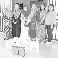  ??  ?? MIZMA menerima sumbangan amal daripada Group MUA Lahad Datu untuk Rumah Sinar Pelangi Lahad Datu.