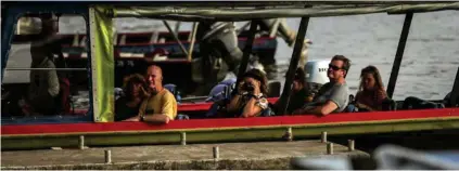  ?? ALONSO TENORIO ?? Los parques nacionales son los lugares predilecto­s para los turistas extranjero­s. En promedio, el 6% visita Tortuguero, como los foráneos que aparecen en la imagen.