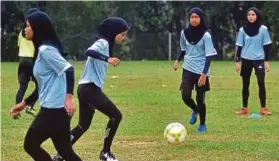  ?? (Foto Faiz Anuar/bh) ?? giat menjalani latihan pada program Kembali ke Sekolah anjuran Adidas.