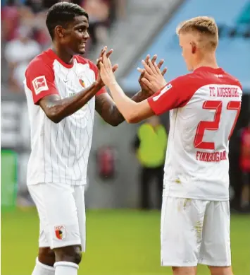  ?? Foto: Wagner ?? Sergio Cordova (li.) und Alfred Finnbogaso­n klatschen sich nach dem ersten Bundesliga Tor des Venezolane­rs ab.