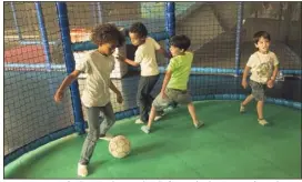  ?? (Photo J. C.) ?? Le parc propose également des terrains de foot et basket pour enfants de tout âge.