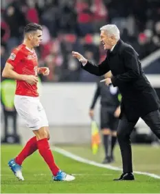  ?? KEYSTONE ?? Vladimir Petkovic (r.) mit seinem Captain Granit Xhaka.