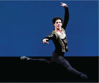  ?? Rebecca Blackwell / AP ?? Isaac Hernández bailó recienteme­nte en el Auditorio Nacional de la Ciudad de México.