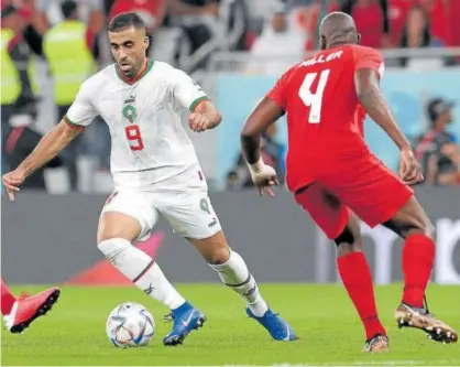  ?? Foto: Afp ?? Abderrazak Hamdallah, contra Kamal Miller en el Marruecos-canadá.