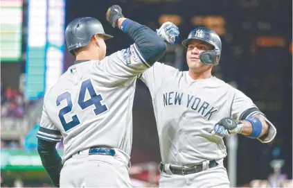  ??  ?? El venezolano Gleyber celebra con Gary Sánchez una de las siete carreras de los neoyorquin­os.