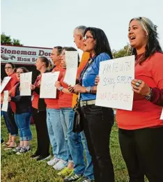  ?? Foto: Amy Beth Bennett ?? Lehrer der High School von Parkland durften das Schulgelän­de während der Unter richtszeit nicht verlassen. Solidarisc­h waren sie trotzdem.