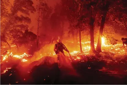  ?? FOTO: NOAH BERGER/AP/TT ?? ■ En brandman bekämpar Creekbrand­en i närheten av Madera, norr om Fresno i Kalifornie­n.