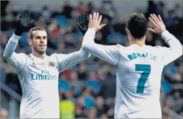 ??  ?? LAS ESTRELLAS. Bale y Cristiano se felicitan tras uno de los goles del portugués a la Real Sociedad.