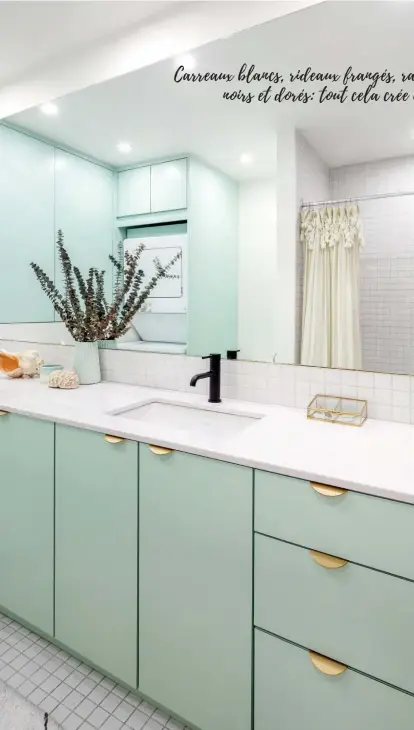  ??  ?? SALLE DE BAINS
Ici encore, l’originalit­é du décor ne provient pas de matériaux luxueux ni d’un aménagemen­t complexe, mais plutôt du pouvoir vivifiant de la couleur. Sur une toile de fond blanche classique, le mobilier vert menthe instaure une atmosphère invitante et lumineuse. Les rangements faits sur mesure intègrent discrèteme­nt l’ensemble laveuse et sécheuse de petit format. LES INFOS UTILES
Meuble-lavabo et rangement intégré Cogen Ébénisteri­e • Céramique Céragrès