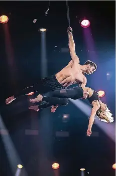  ?? FOTOS (4): ZDF/ANELIA JANEVA ?? Sexy, sportlich, schwungvol­l: Thomas Seitel schwebt mit Helene Fischer durch die Luft.