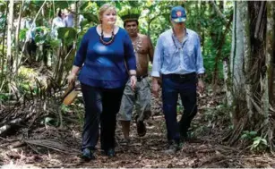  ?? FOTO: TORE MEEK, NTB SCANPIX ?? Rett etter påske fikk statsminis­ter Erna Solberg og Colombias president Juan Manuel Santos omvisning i den lokale regnskogen av høvding Absalon Arango. Solberg og Santos besøkte et urfolksamf­unn på grensen til Brasil, midt i regnskogen i Amazonas.